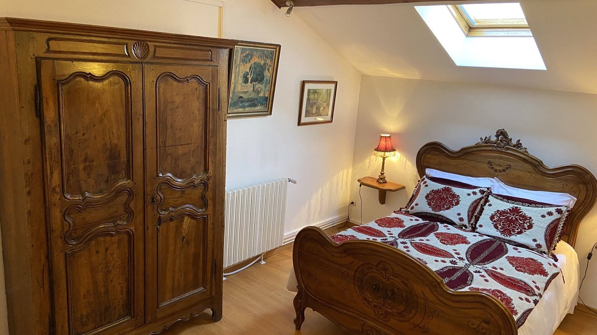 Saint-Vincent-de-Mercuze Bed & Breakfast | Rachmaninov room, antique style