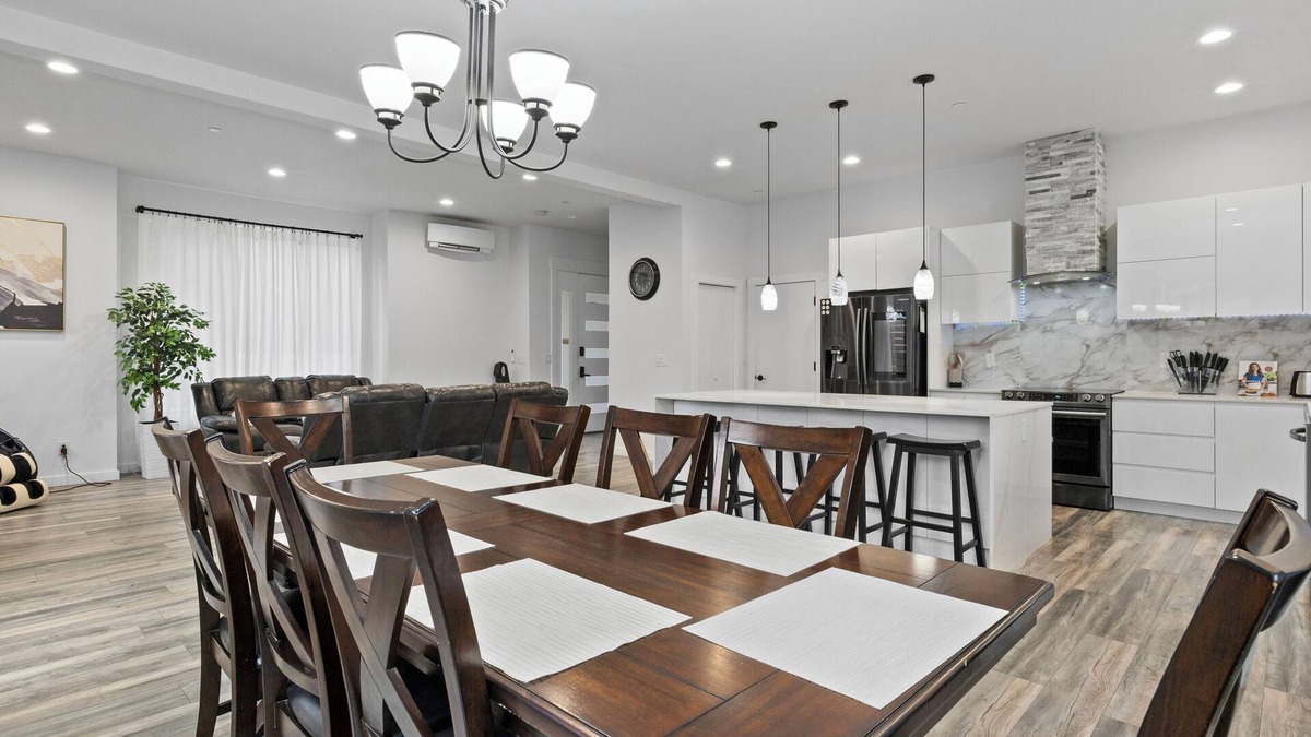 Lakeland South House | Radiant Auburn Retreat