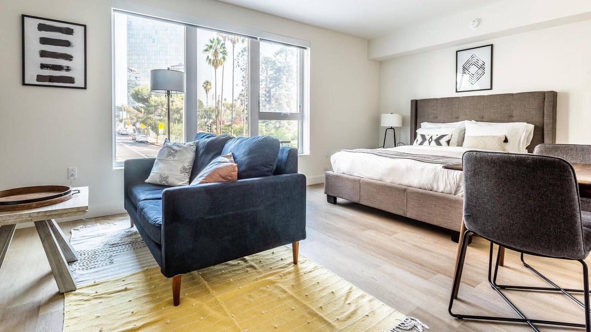 Westlake Apartment | Radiant Studio in Los Angeles with Rooftop Park