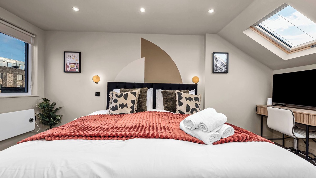 Peckham Apartment | Radiant Studio Nook with Full Kitchen
