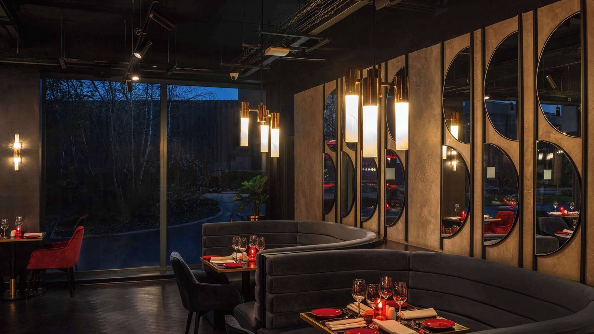 Lowfield Heath Hotel | Radisson RED London Gatwick Airport