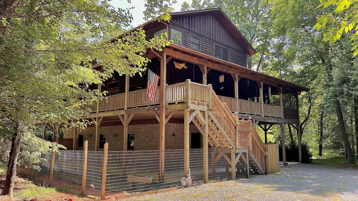 Copperhill Cabin | RAFT OCOEE & Relax in HOT TUB @THIS CABIN Awesome FISHING from this Property.