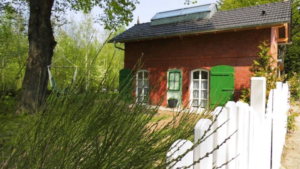 Droyßig Apartment | Railroad cottage with shower, bath and WC - Droyßig station - Overnight stay in the monument