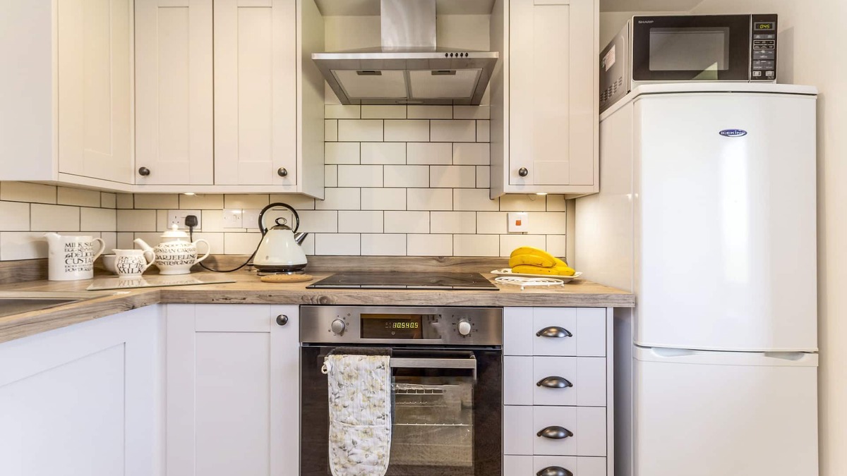 Wickhamford Cottage | Railway Cottage - sleeps 4 guests in 2 bedrooms