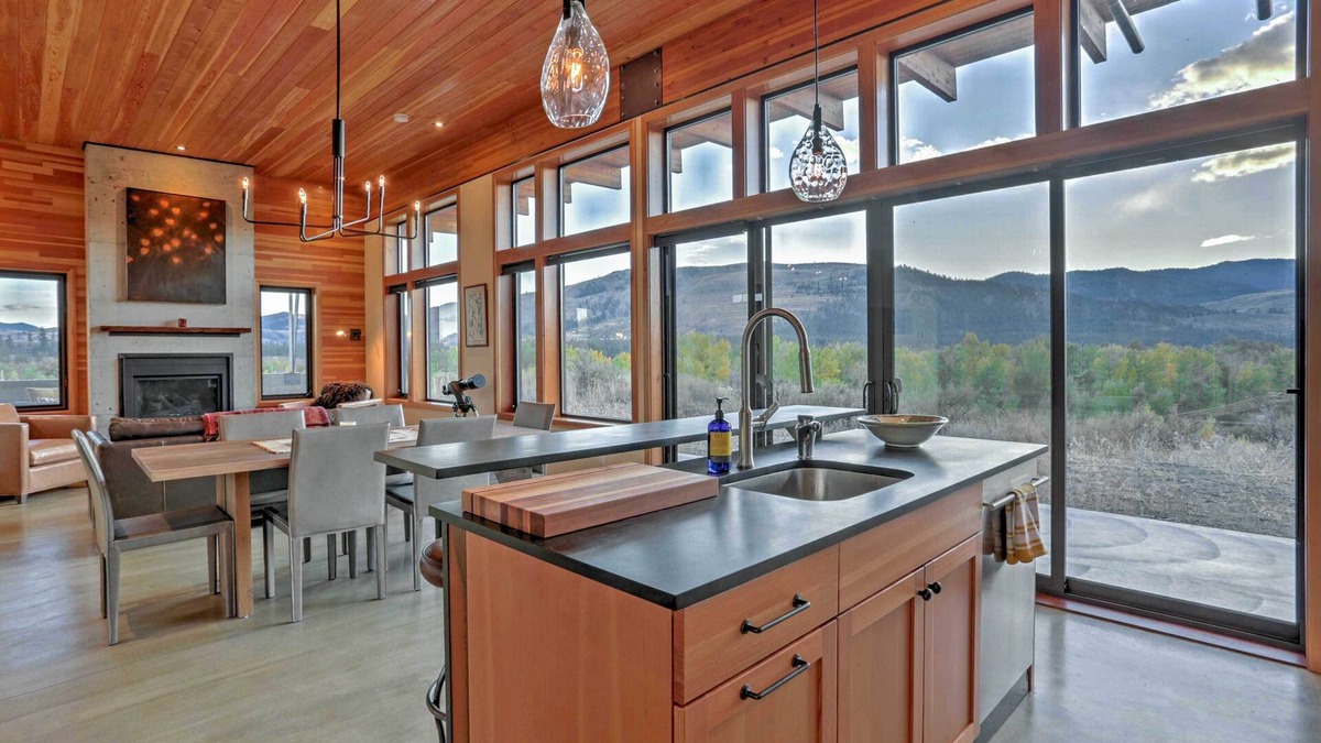 Winthrop House | Rain's End-Breathtaking Views, Close to Winthrop!