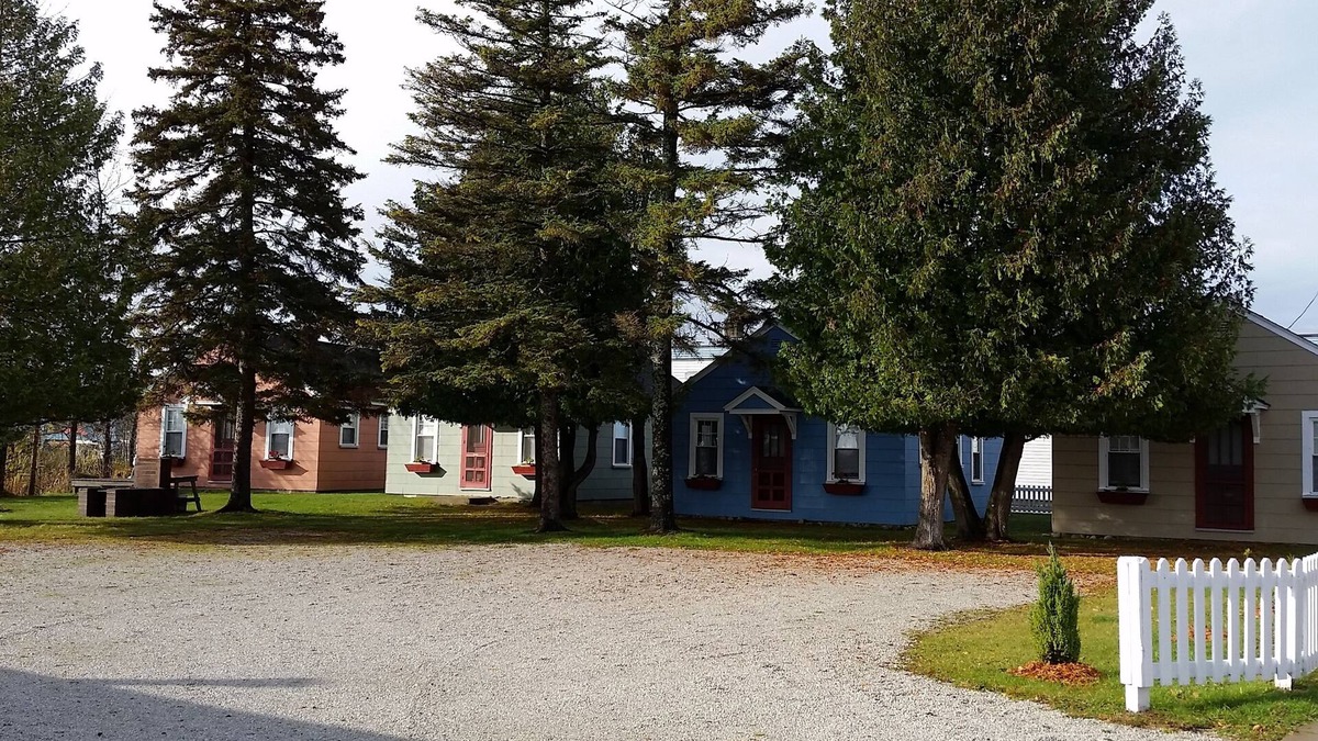 Cedarville Cabin | Rainbow Cabins (Pink Cabin #4)
