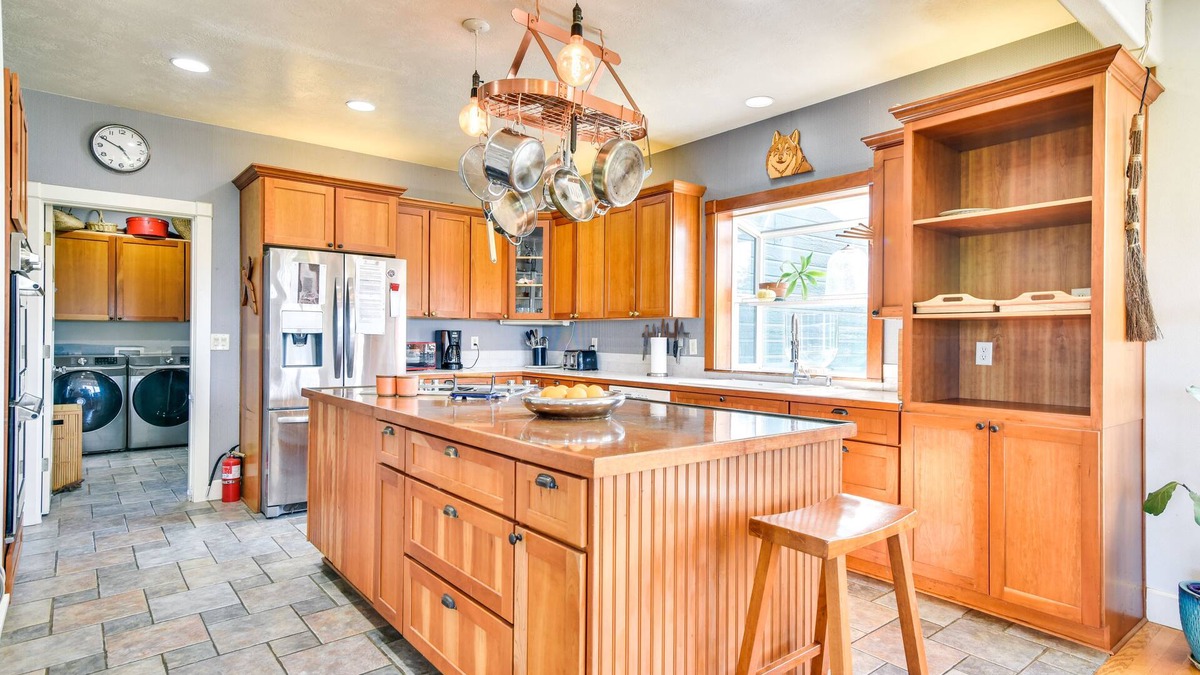 Carrolls House | Rainier Home on 20 Acres w/Blueberry Farm!