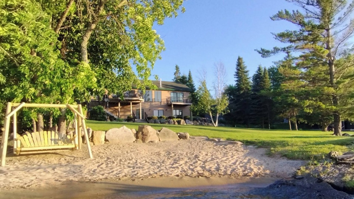 International Falls House | Rainy Dream Vacation - Spacious accomodations, large yard, incredible view!nn