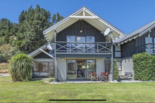 Windwhistle Apartment | Rakaia Gorge Views - Mt Hutt