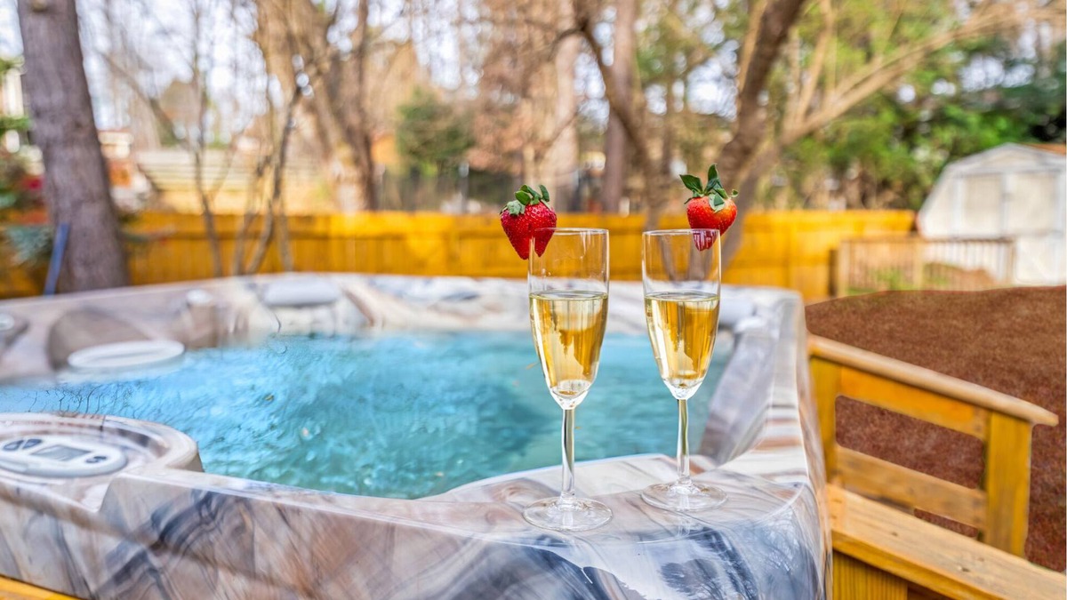 Cary House | Raleigh-Cary HEATED Pool/Hot Tub/NEAR Pickleball/Dog & Family Friendly