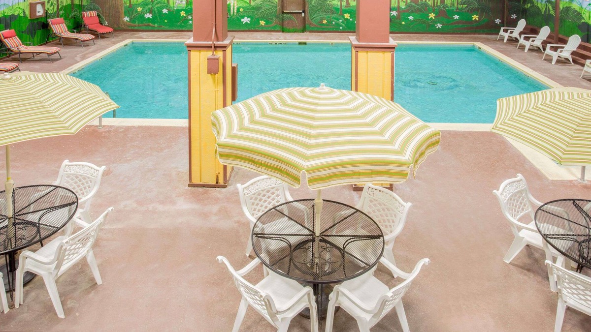 Angola Hotel | Ramada by Wyndham Angola/Fremont Area