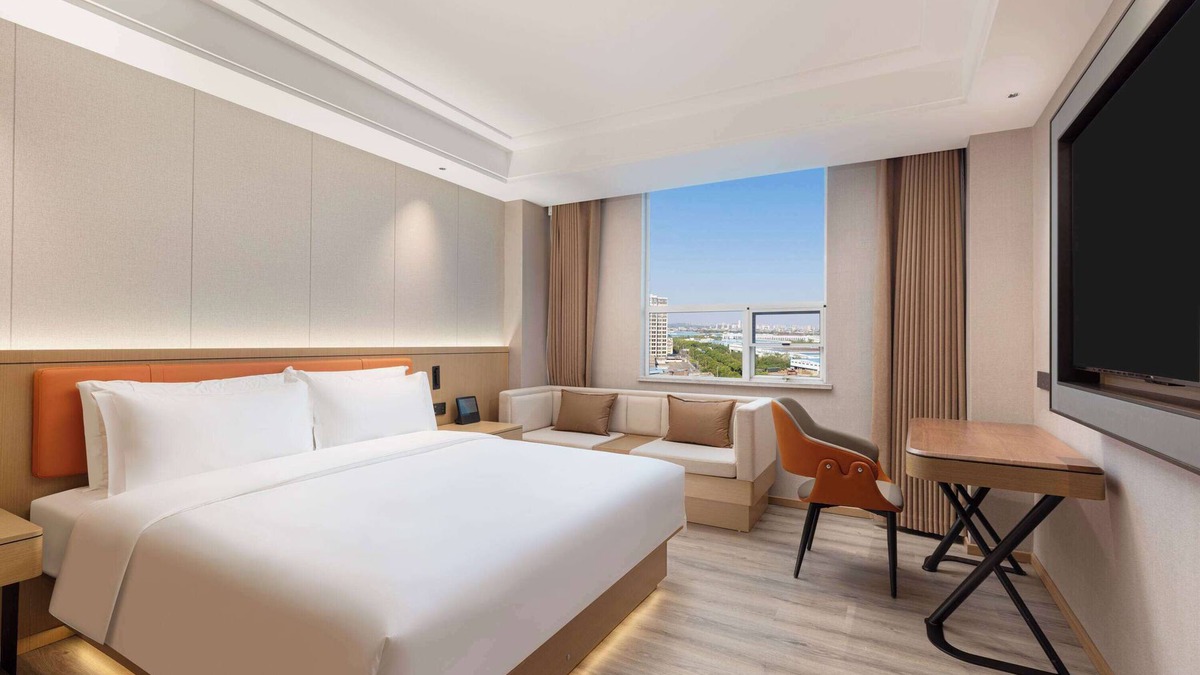 Echeng District Hotel | Ramada Plaza by Wyndham Ezhou Binjiang
