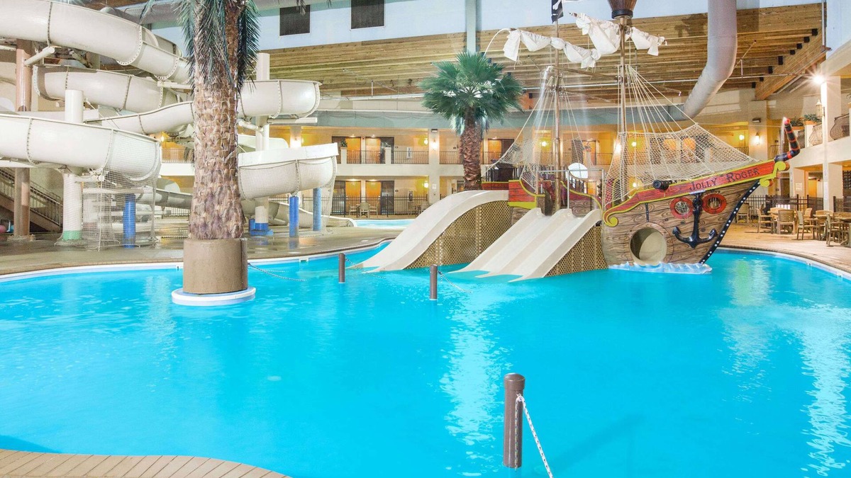 Urbandale Hotel | Ramada Tropics Resort & Conf Center by Wyndham Des Moines