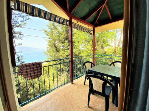 Radhime House | Ramo's Cozy Beachside Haven with Panoramic Views - 1st