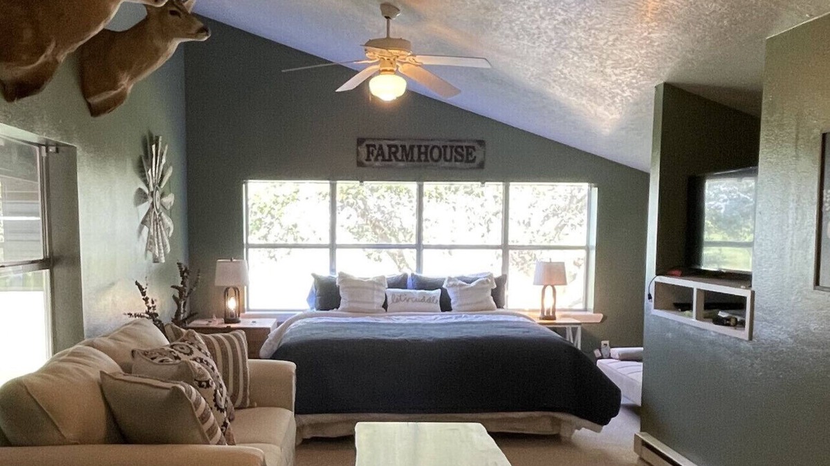 Oakland House | Ranch * Barndominium * Bass Fishing * Country Life * Family Fun * Splashway!