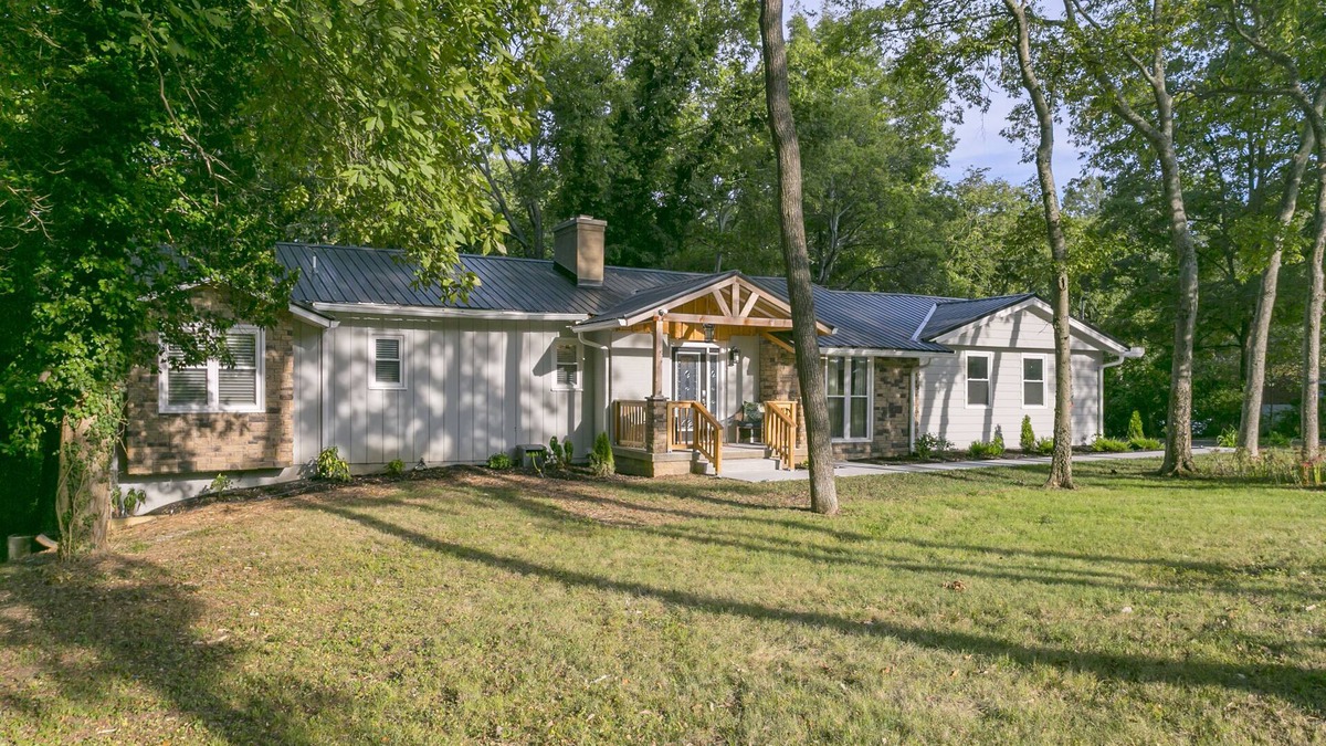 Madison House | RANCH BEAUTY- 5Bd/3Ba, King Beds, Mins to Broadway, Opry & Airport - Sleeps 12!