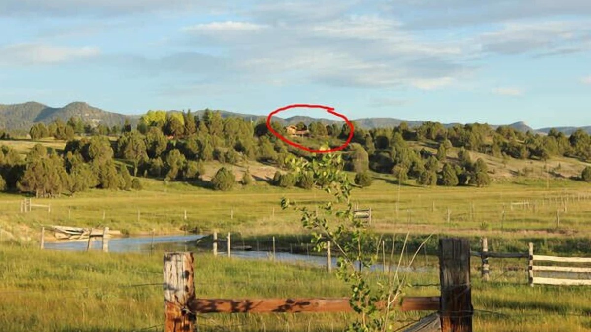 Hatch Cabin | Ranch Hands Bunkhouse RiverView cabin - Sevier River Ranch - 1 Cal King Bed
