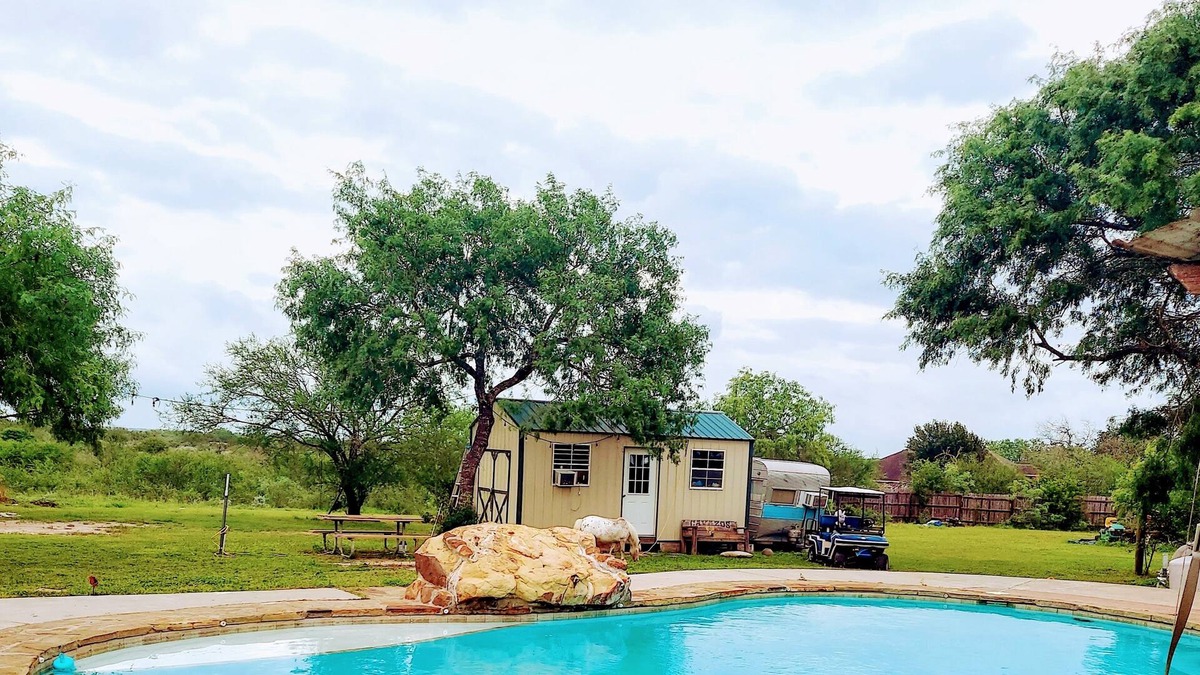 Dinero House | Ranchette by the lake just a short drive to the beach