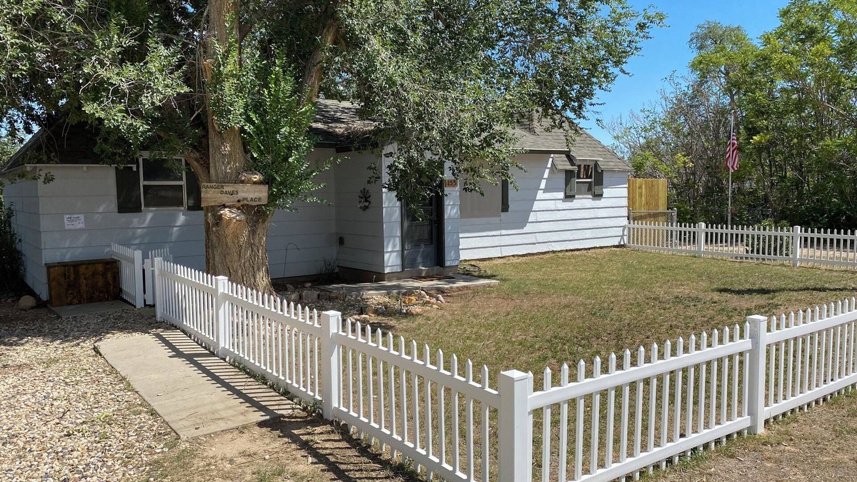 Cannonville House | Ranger Dave's Historical Cabins, 15 miles to Bryce 3 bedrooms 2 baths