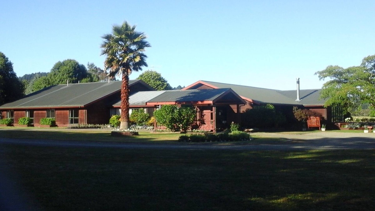 Murupara Cabin | Rangitaiki River Lodge Below Te Urewera Mountain Forest