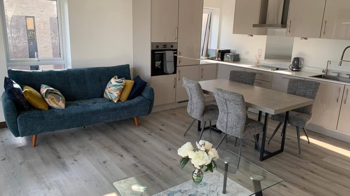 Harlow Apartment | Raphvin Apex Abode - bedroom apartment/parking