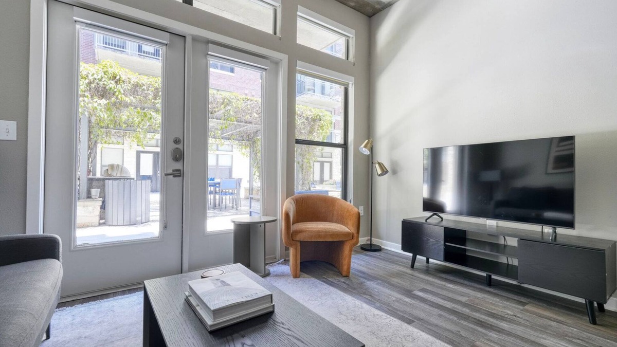 Barton Heights Apartment | Rare Barton Springs 1BR w/Gym, Pool & W/D, nr downtown, by Blueground