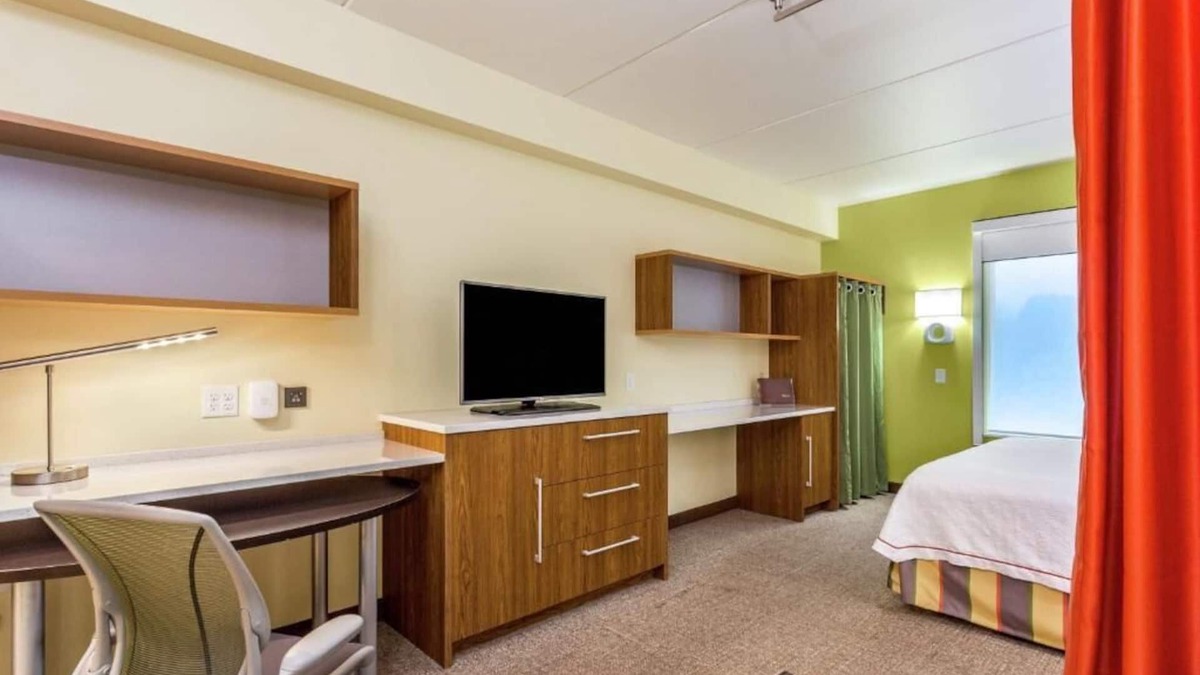 Newtonville Hotel | Rare Find! 3 Convenient Units! Kitchen, Pool, Free Breakfast and Parking!