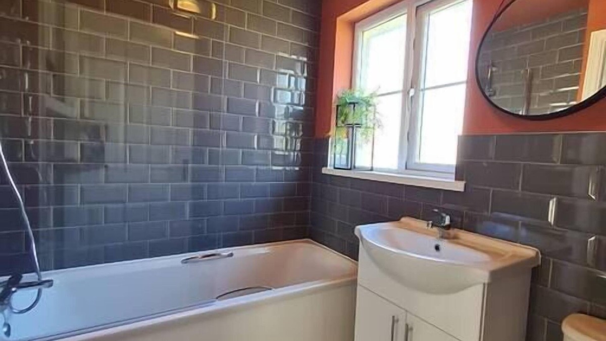 Merthyr Tydfil House | RARE FIND 3BR Detached with Garage Bike Park Wales