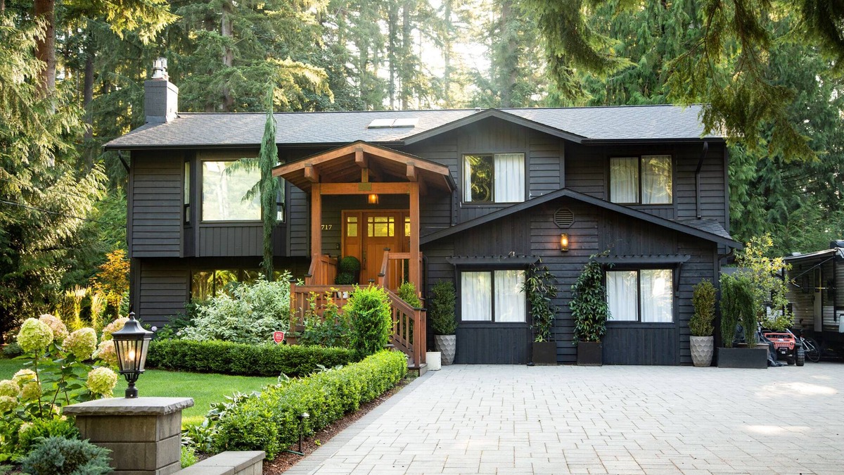 Maltby House | Rare Gem Fully Remodeled 6-bedroom house with WiFi, Sports Court, Large Backyard