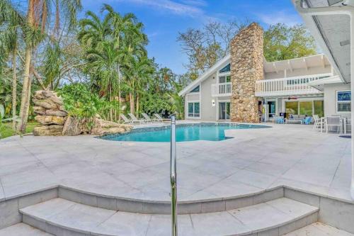 Fort Lauderdale Villa | Rare Hidden Getaway Heated Pool 1.5 acres! Sleeps 16