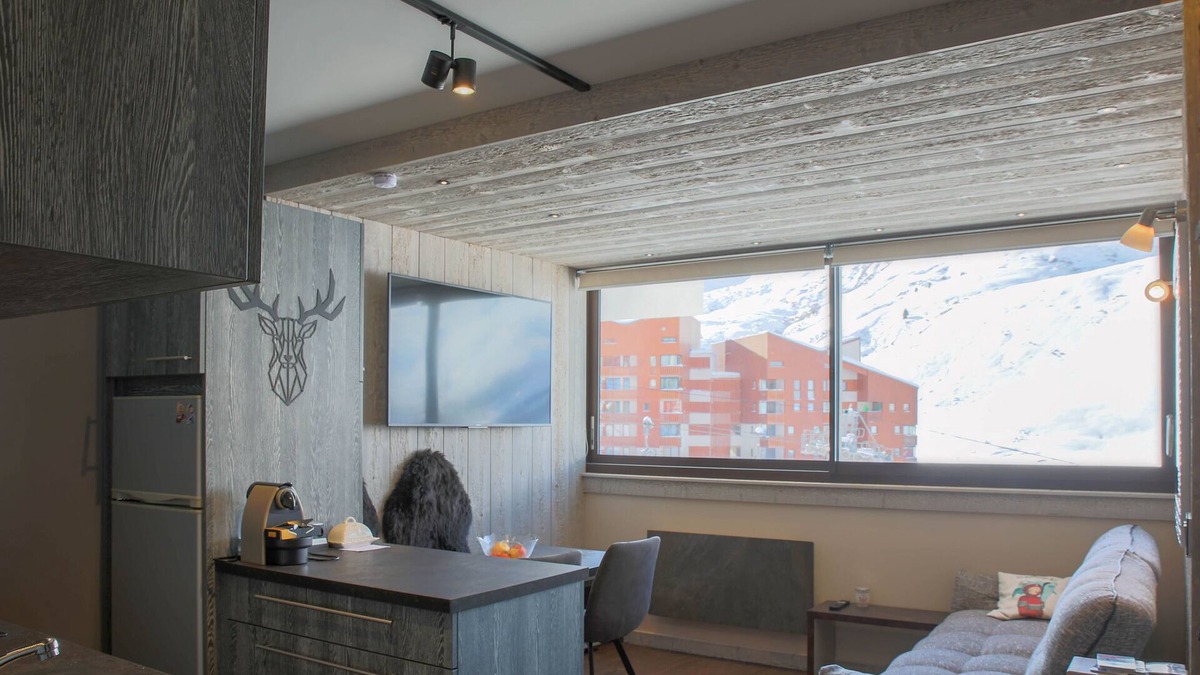 Les Menuires Apartment | Rare in Les Menuires, beautifully renovated 3-room apartment with ski-in ski-out
