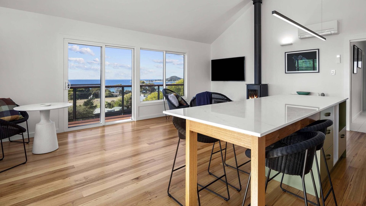 Bicheno Apartment | RARE Views - Diamond Skies - Incredible!