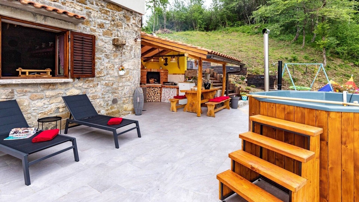 Lanisce House | Raspor House with hot tub