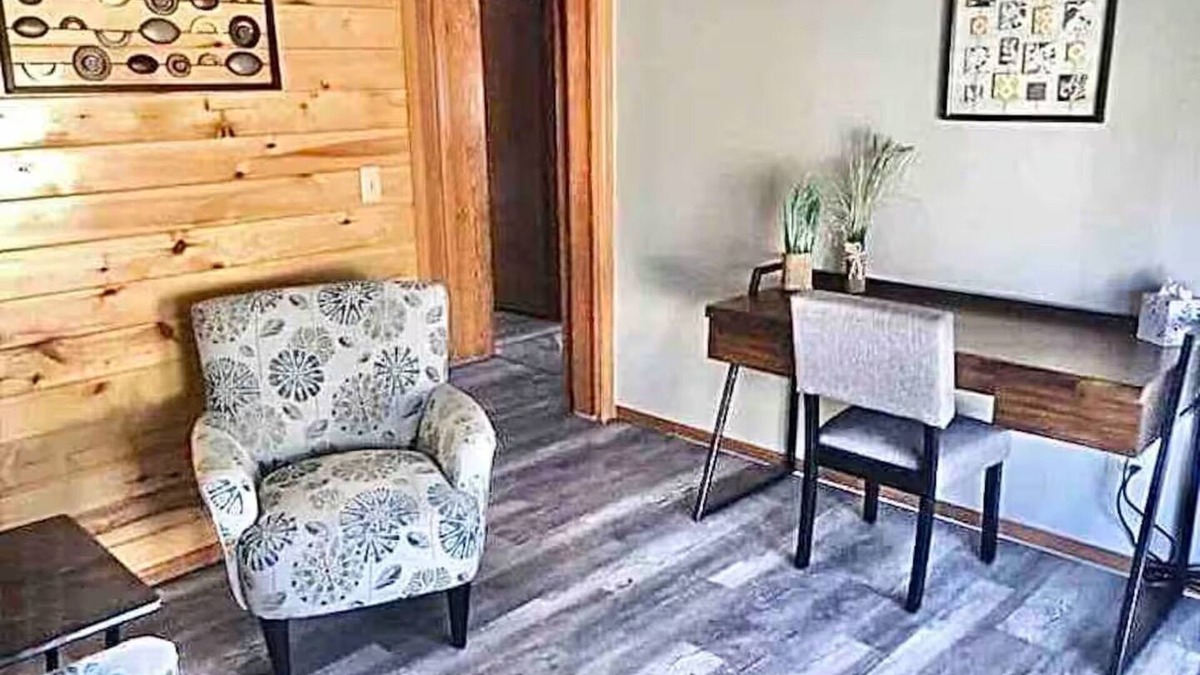 Westcliffe Hotel | Ravens Avenue 4rm Suite on Main, Fireplace &Dog Ok