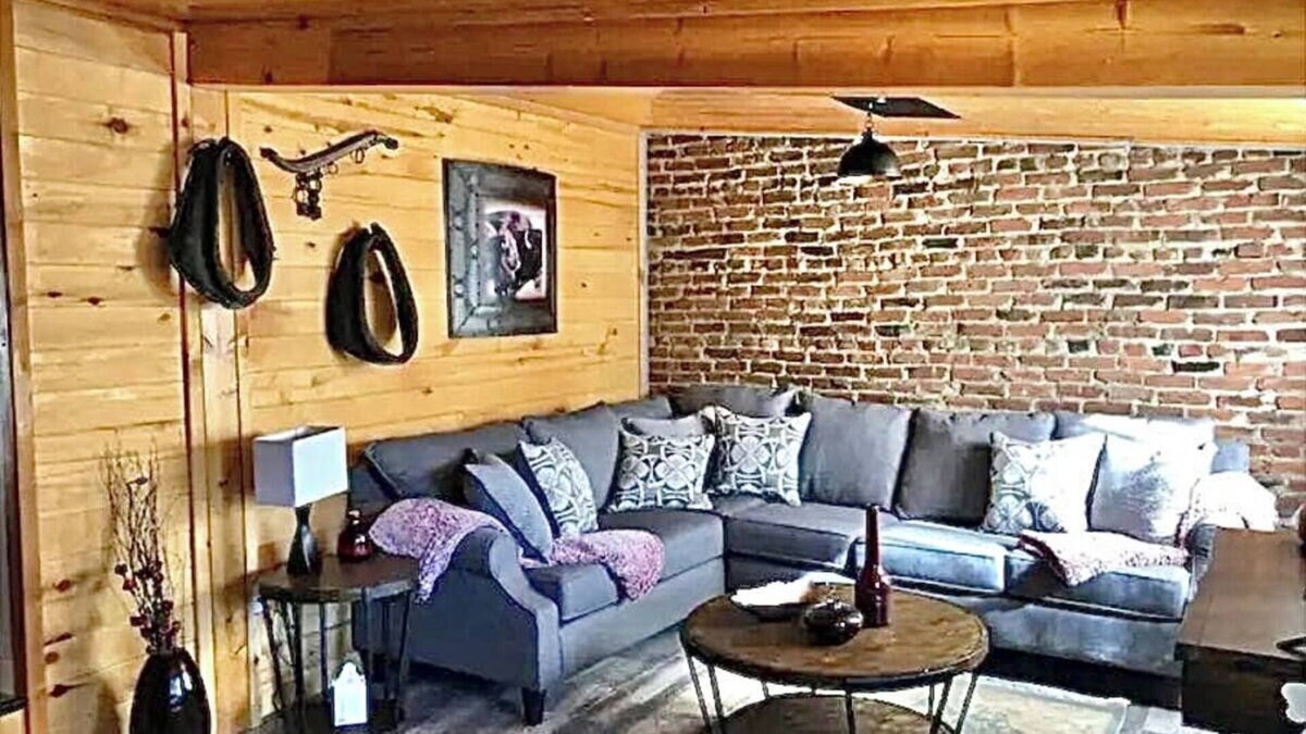 Westcliffe Hotel | Ravens Little Brick Lodge on Main,kitchen, dogs ok