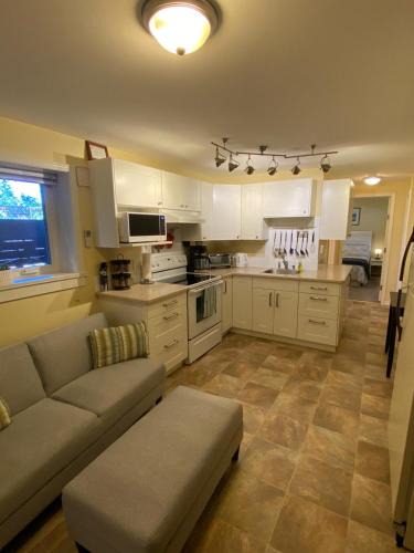 Colwood Apartment | Ravens Nest Cozy Lower One Bedroom Suite