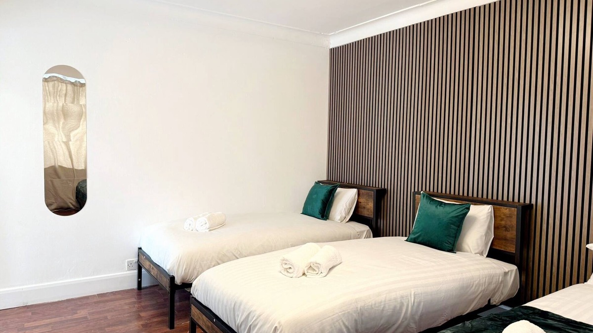 Dudden Hill Hotel | RE-1st Floor Quad Room in Wembley!