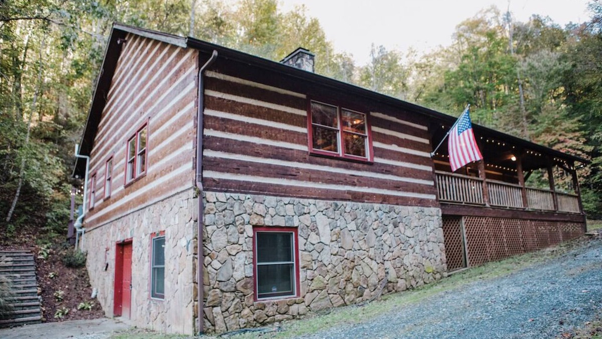 Andrews House | Real Log Cabin + 34 acres + Creek + Barn + Easy Access + Nantahala Forest!