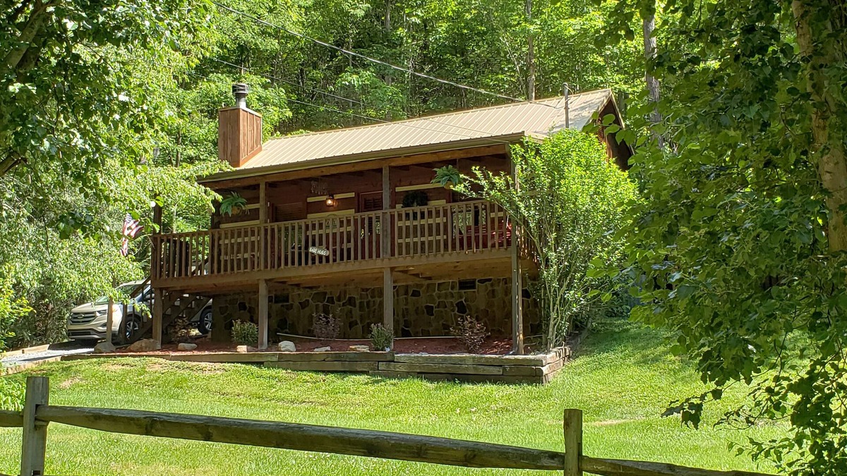 Gatlinburg - Pigeon Forge Cabin | Real Log Cabin. Pet Friendly, fenced yard! Only 5 Min to Pigeon Forge