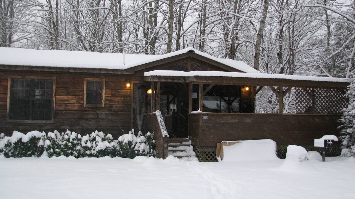 Altamont Cabin | Real Logs-1BR, queen & futon-sleeps 4. Riverside w/Hot Tub