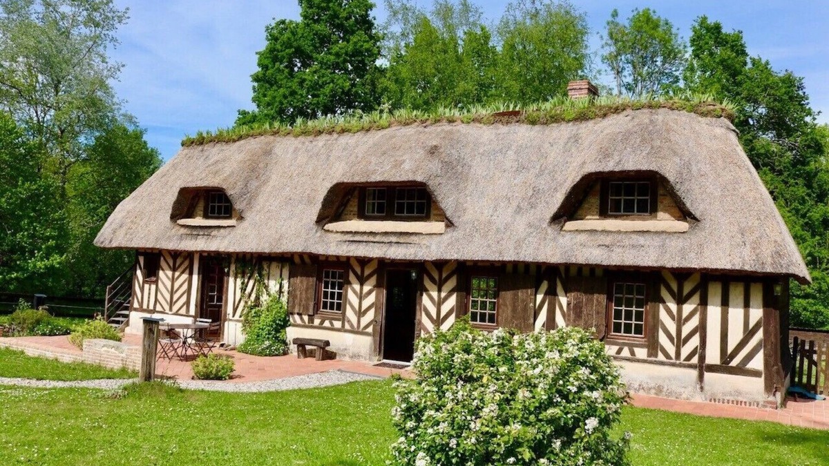 Beuzeville House | Real Norman cottage with access to a heated swimming pool