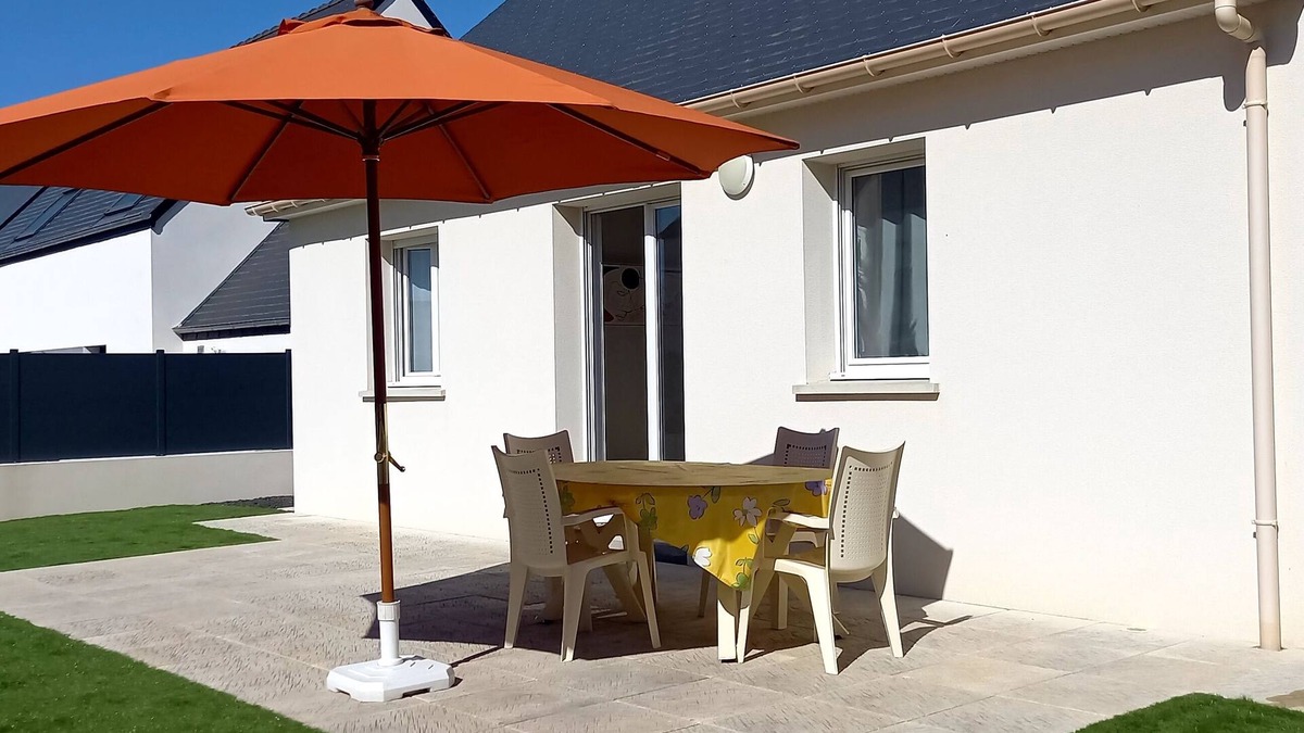 Pont-Scorff House | Recent house. Bungalow. Sleeps 4. 2 bedrooms. 20 minutes from the beaches.