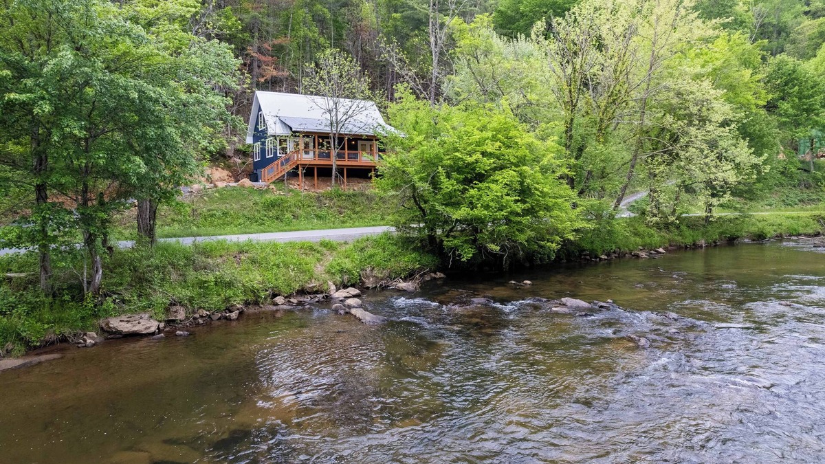 Sylva Cabin | Recently Built Riverfront Cabin on the Tuckasegee minutes away from WCU & Sylva