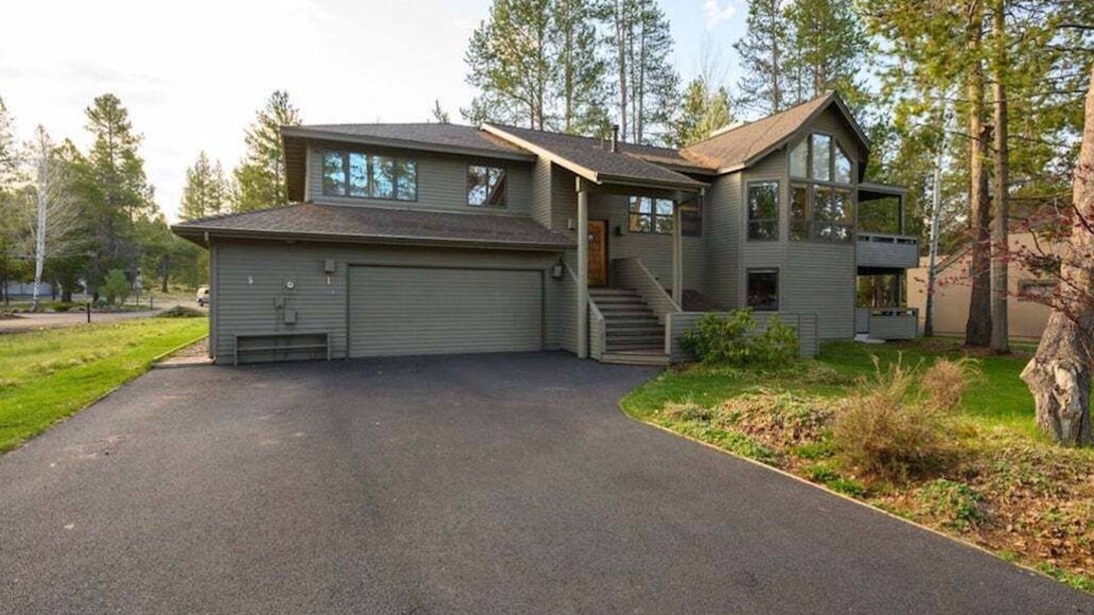 Sunriver House | Recently Remodeled/10 SHARC Passes/HotTub/AC/Ping-Pong/Covered Deck/85 inch TV