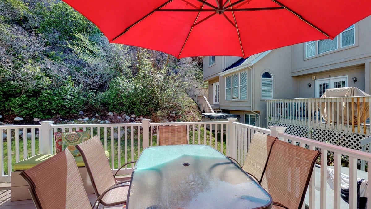 Cottonwood Heights House | Recently updated townhome w/a private hot tub, deck, & wet bar - bus to slopes