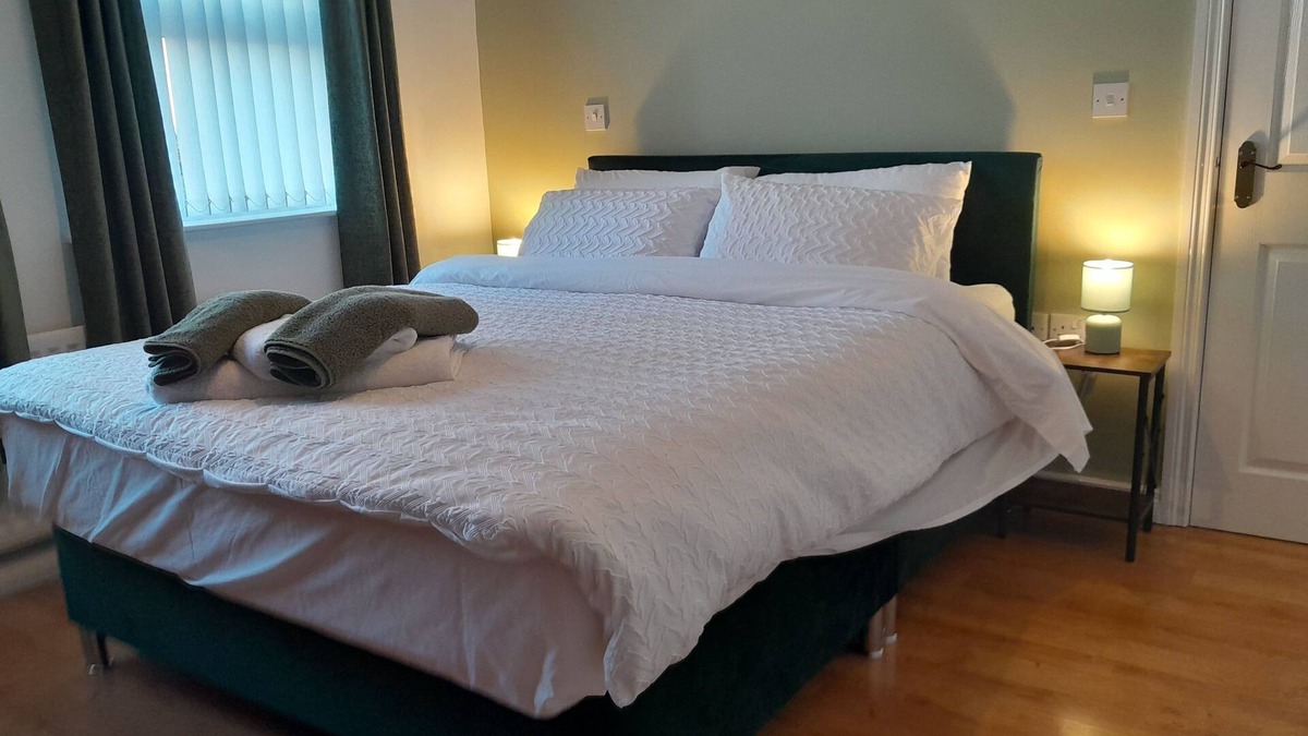 Coleraine House | RecentlyRefurbished-Sleeps8-FreeParking