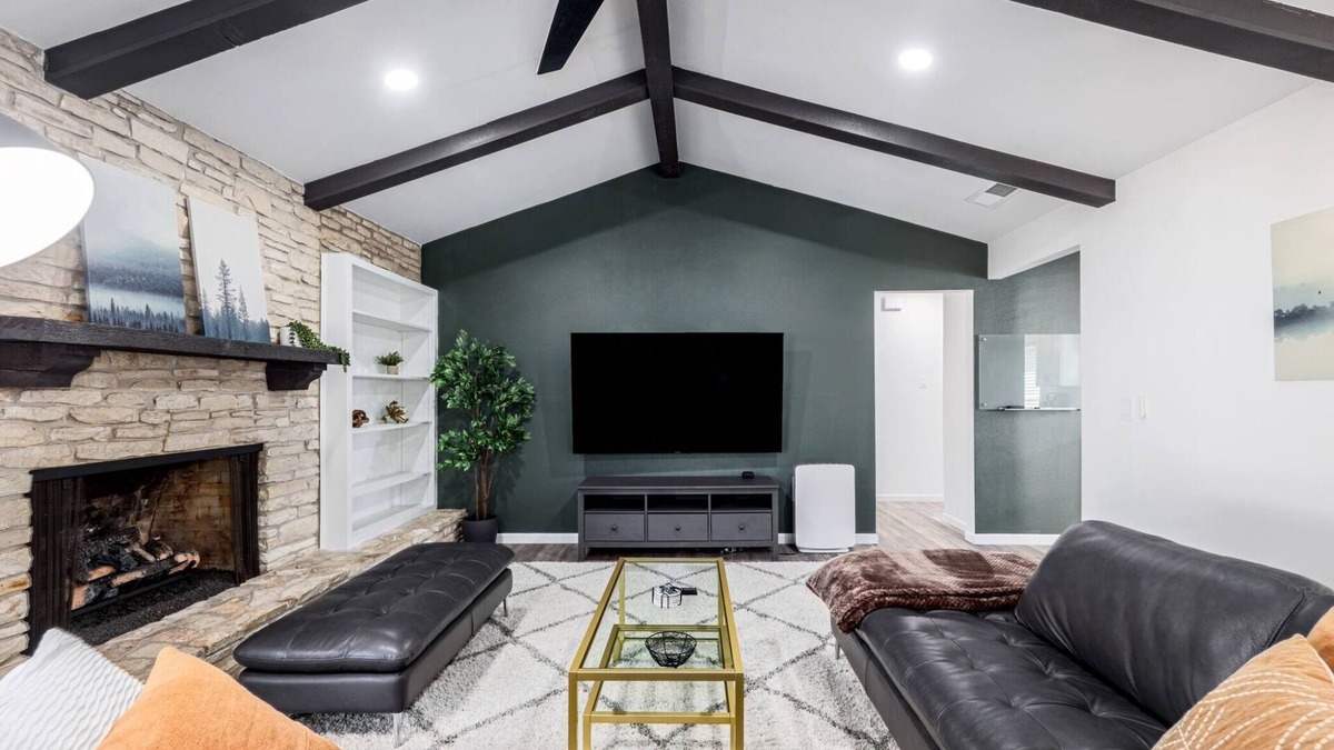 North Lamar House | Recharge 3BR by Pickleball Ranch + Massage Chair