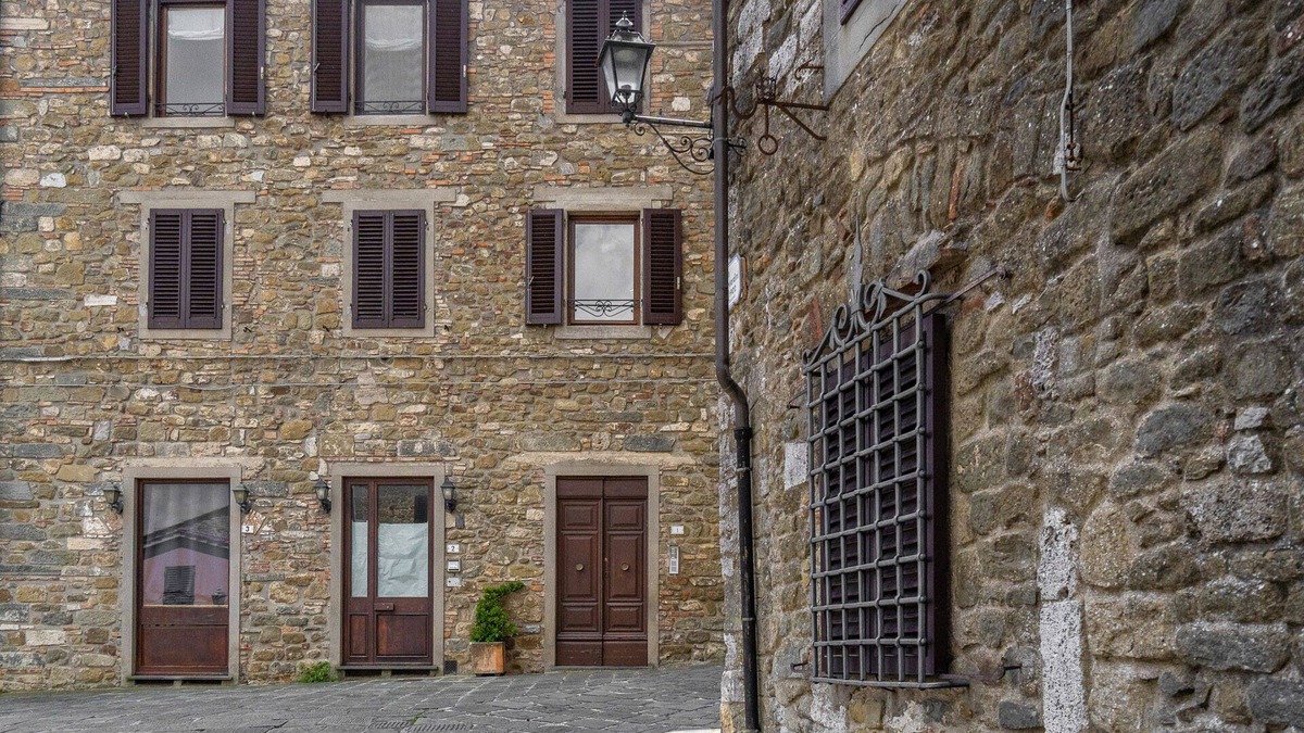 Montecatini Alto Apartment | Red apartment in a historic and romantic setting