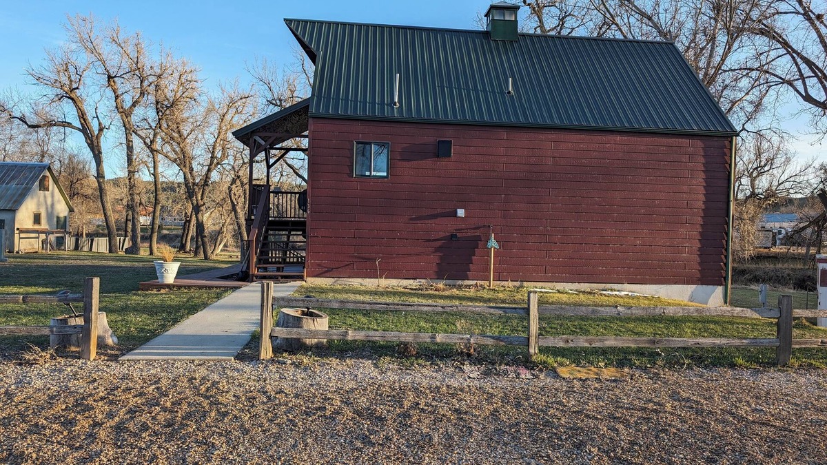 Hulett House | Red Bluffs Lodge Upper Unit, located on the River, minutes from Devils Tower!