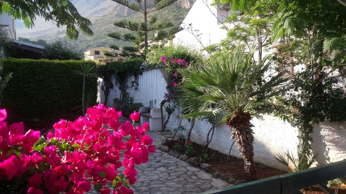 Macari Villa | Red bougainvillea - sea view - 2 steps from the bay. Parking - WiFi
